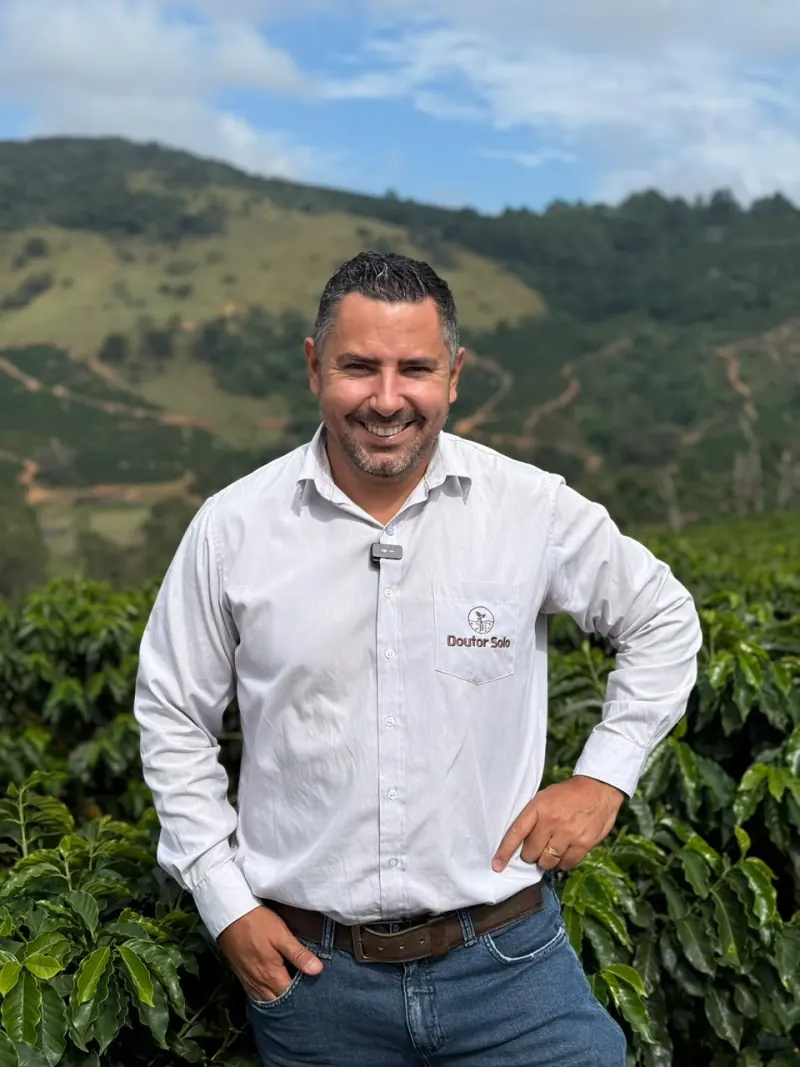 Kaio Dias, o Doutor Solo, em uma lavoura de café